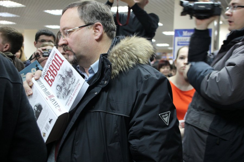 Захар Прилепин представил в Саратове книгу о воевавших писателях