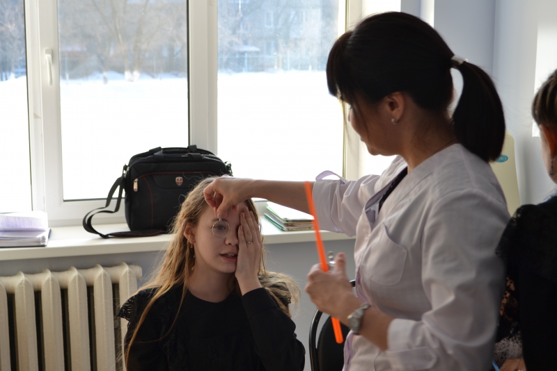 Ученикам школы №56 в рамках партийного проекта проверили зрение