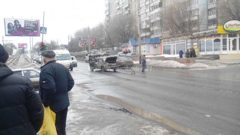 В Саратове автомобиль протаранил трамвайную остановку