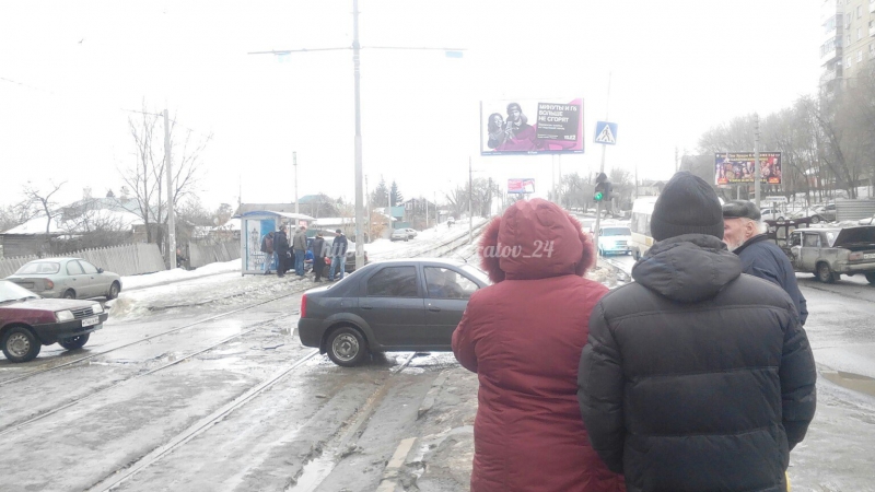 В Саратове автомобиль протаранил трамвайную остановку