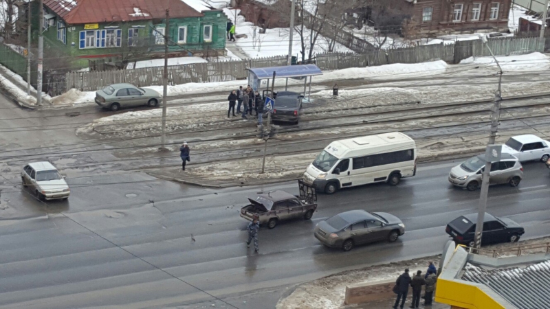 В Саратове автомобиль протаранил трамвайную остановку