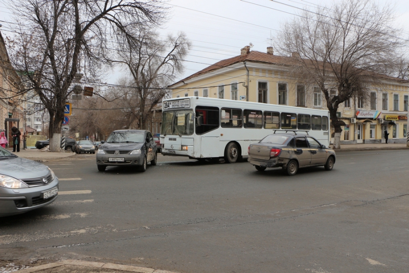 На Московской автобус протаранил легковушку