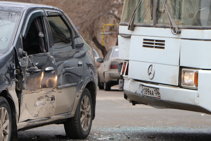 На Московской автобус протаранил легковушку