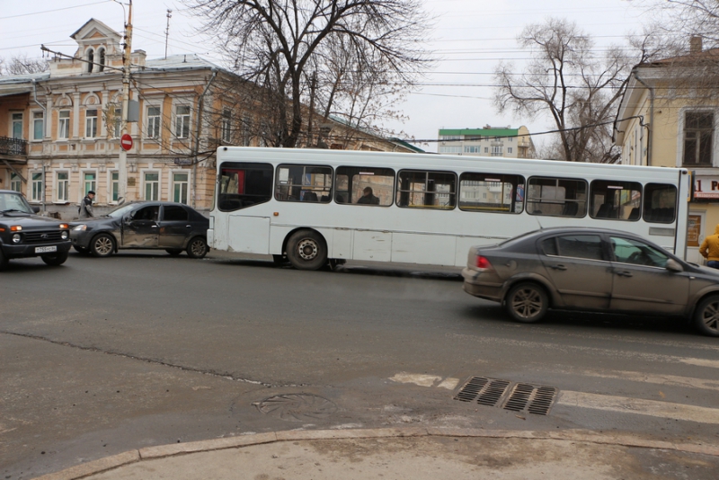 На Московской автобус протаранил легковушку