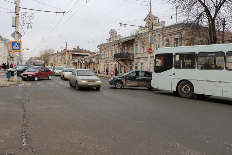 На Московской автобус протаранил легковушку