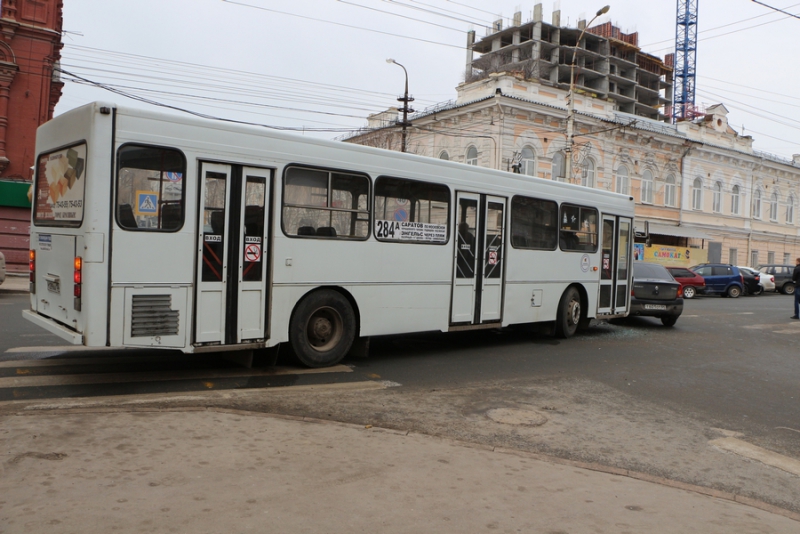 На Московской автобус протаранил легковушку