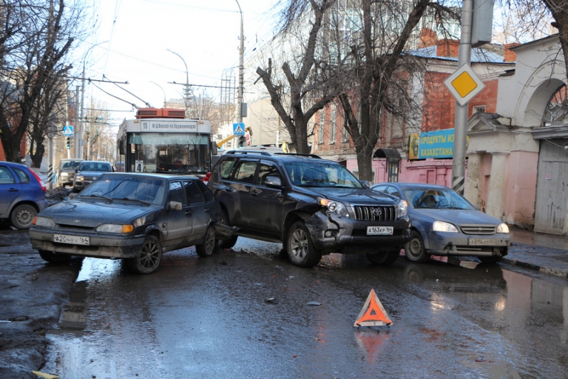 Движение на Чернышевского парализовано из-за аварии с «Лэнд Крузером»