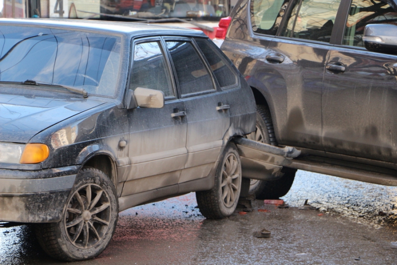 Движение на Чернышевского парализовано из-за аварии с «Лэнд Крузером»