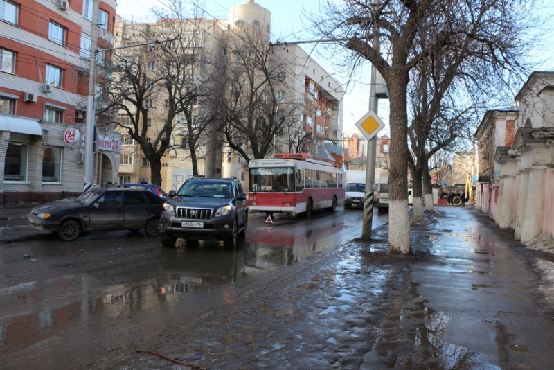 Движение на Чернышевского парализовано из-за аварии с «Лэнд Крузером»