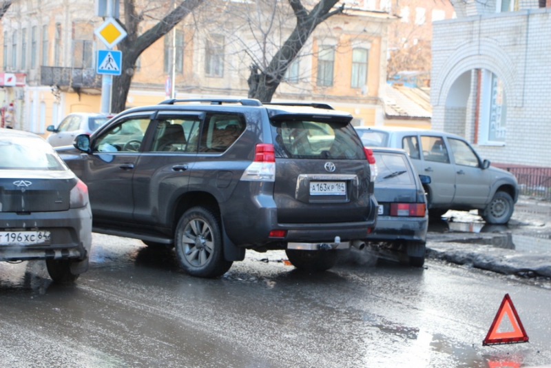 Движение на Чернышевского парализовано из-за аварии с «Лэнд Крузером»