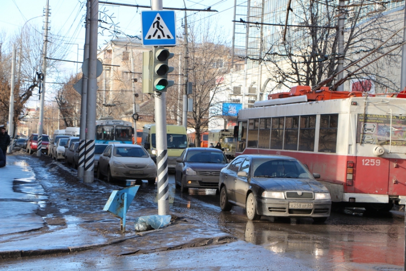 Движение на Чернышевского парализовано из-за аварии с «Лэнд Крузером»