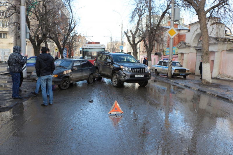 Движение на Чернышевского парализовано из-за аварии с «Лэнд Крузером»