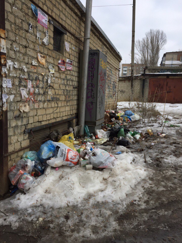 Саратовцы: Весь 6-й квартал завален мусором