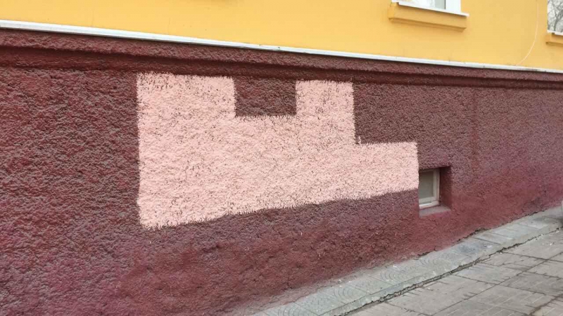 В Саратове закрашивают граффити розовыми и голубыми многоугольниками