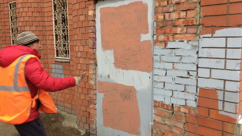 В Саратове закрашивают граффити розовыми и голубыми многоугольниками