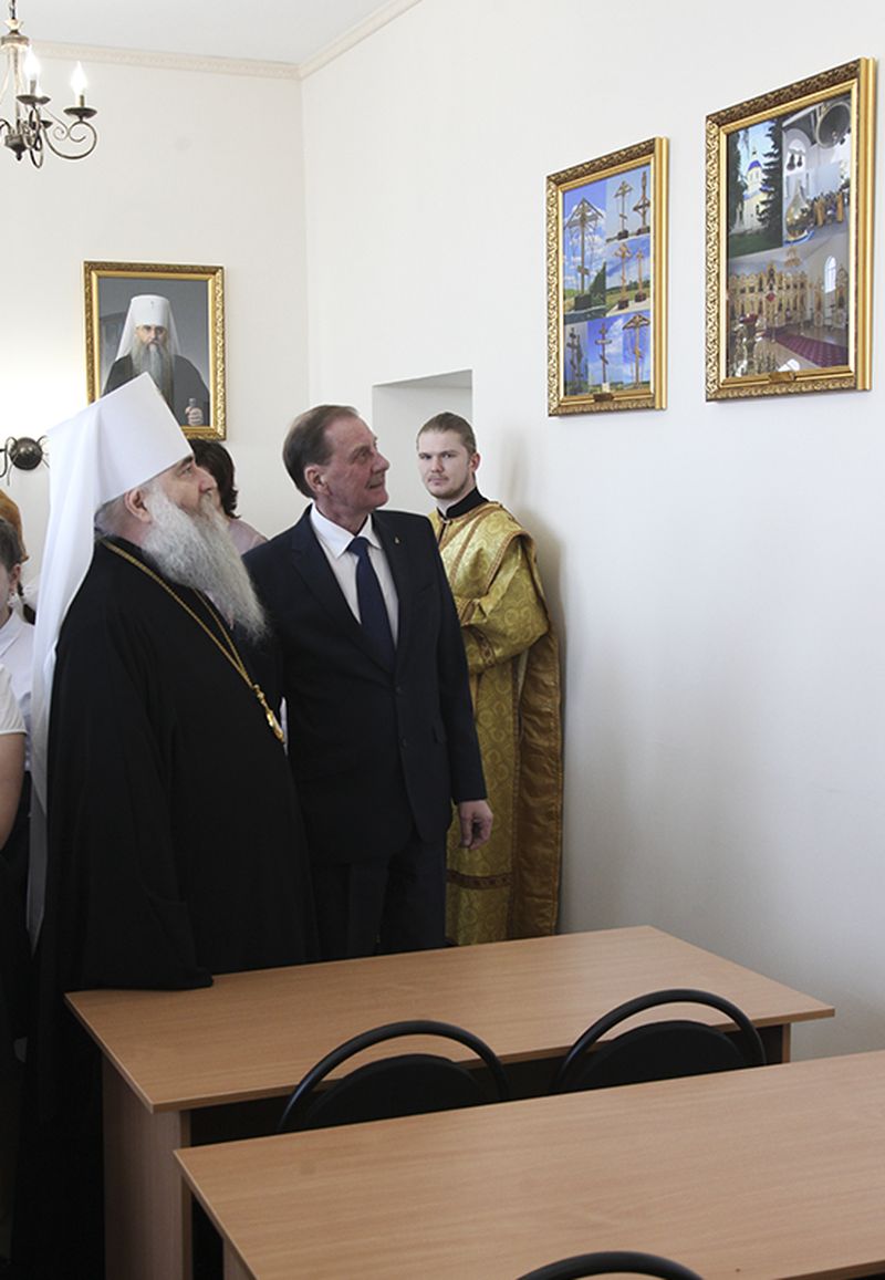 Митрополит Лонгин освятил класс в Татищевском районе