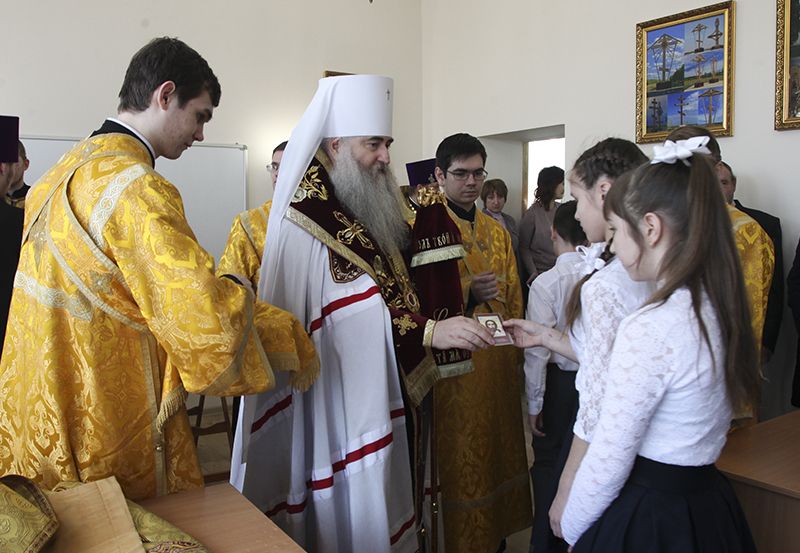 Митрополит Лонгин освятил класс в Татищевском районе