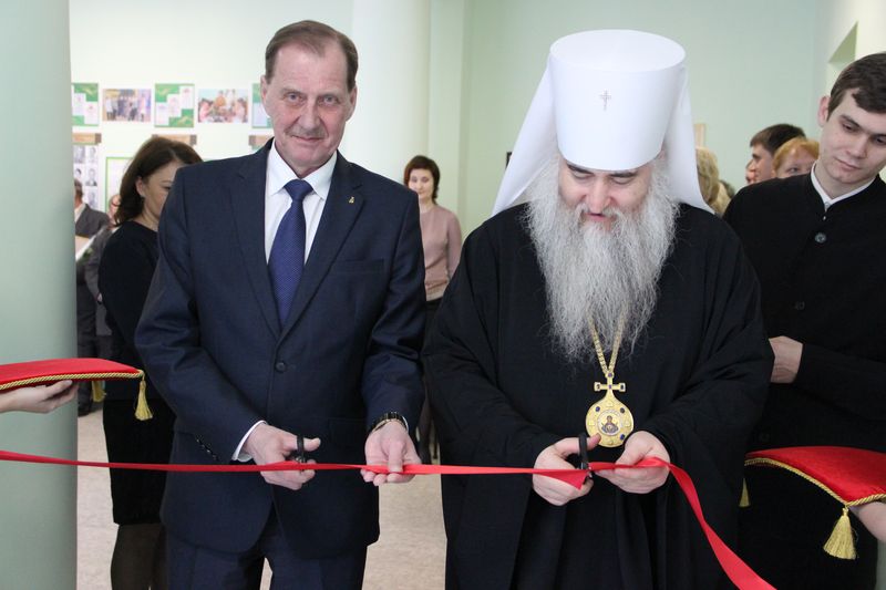 Митрополит Лонгин освятил класс в Татищевском районе