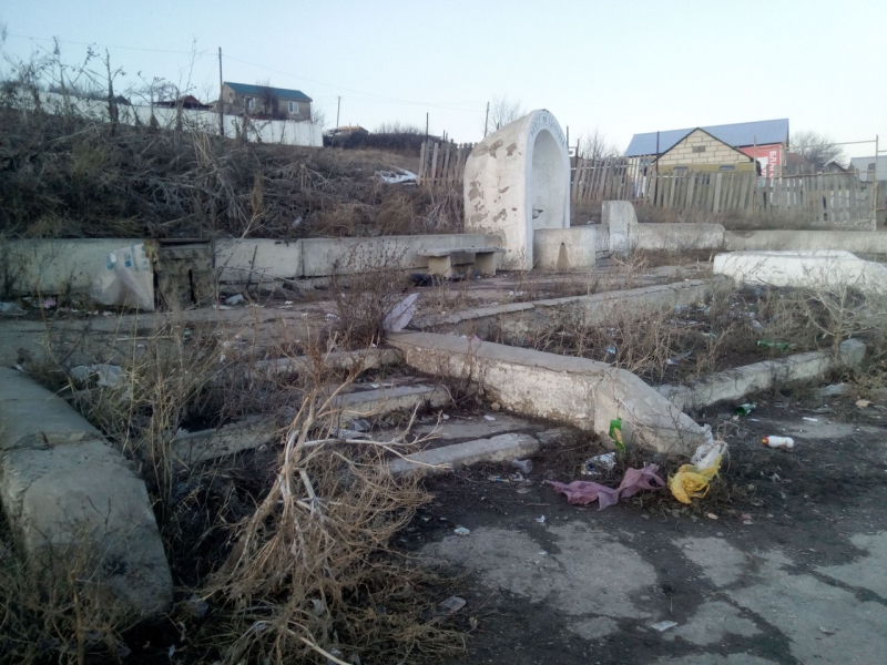 Мочиновский родник на выезде из Саратова забросали мусором