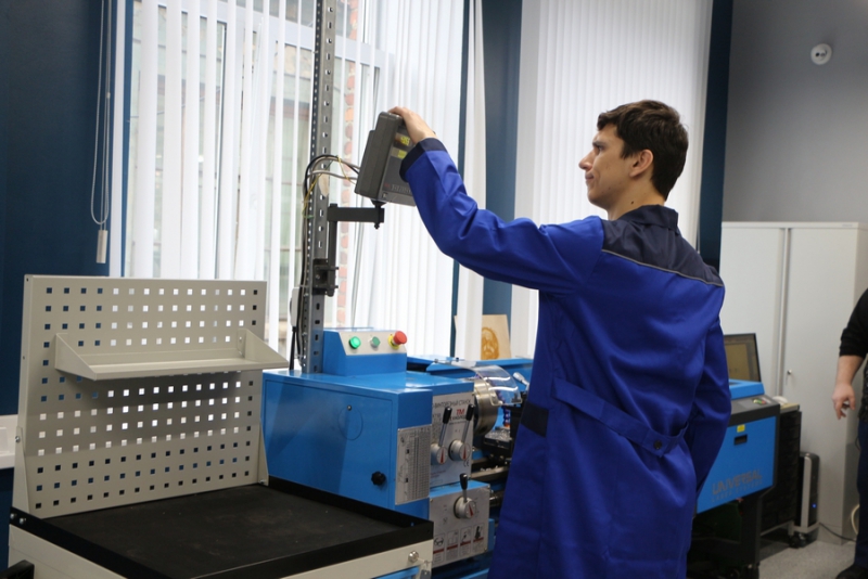 Валерию Сараеву показали уникальный сенсорный экран