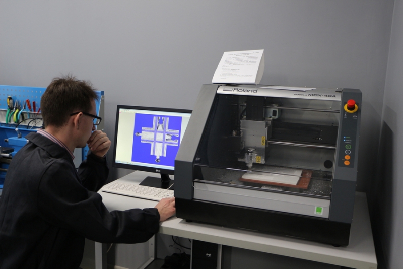 Валерию Сараеву показали уникальный сенсорный экран