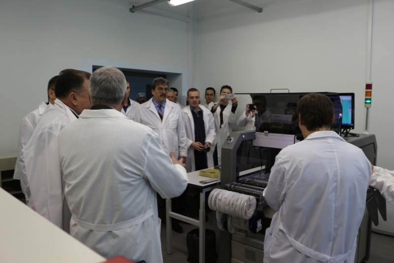 Валерию Сараеву показали уникальный сенсорный экран