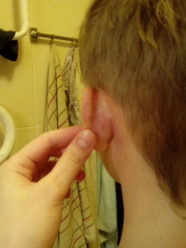 Мальчика оттаскали за ухо в ТЦ. Полиция ищет охранника