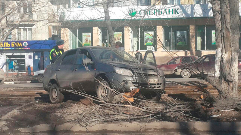 На Энтузиастов обгонявшая автобус легковушка снесла дерево