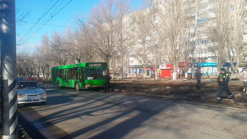 На Энтузиастов обгонявшая автобус легковушка снесла дерево