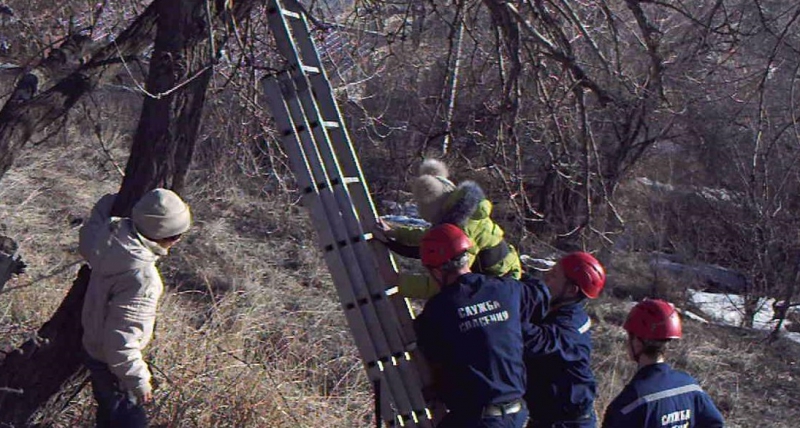 В районе Кумысной поляны спасатели сняли с дерева ребенка
