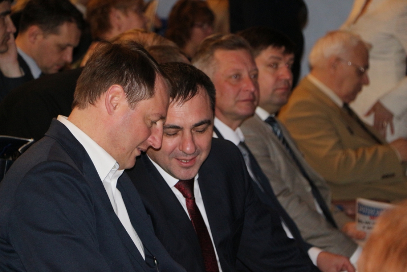 Доклад чиновника о средних зарплатах в школах и детсадах встретили недовольным гулом