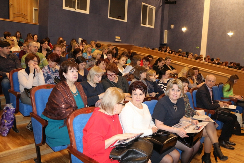 Доклад чиновника о средних зарплатах в школах и детсадах встретили недовольным гулом