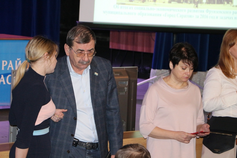 Доклад чиновника о средних зарплатах в школах и детсадах встретили недовольным гулом