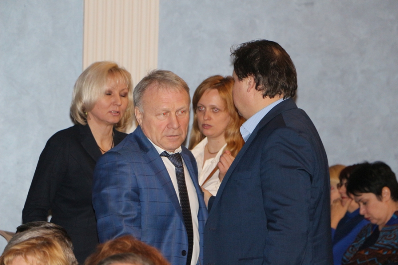 Доклад чиновника о средних зарплатах в школах и детсадах встретили недовольным гулом