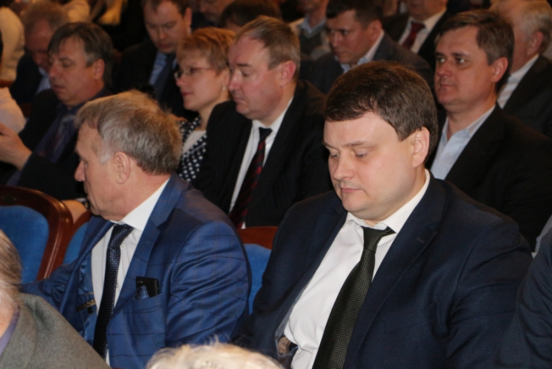 Доклад чиновника о средних зарплатах в школах и детсадах встретили недовольным гулом