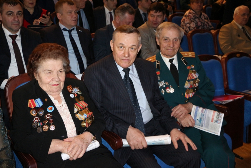 Доклад чиновника о средних зарплатах в школах и детсадах встретили недовольным гулом