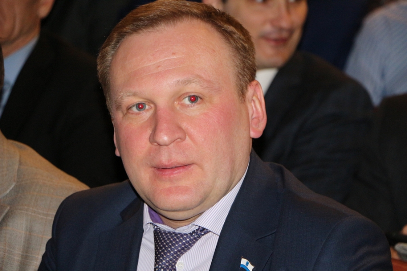 Доклад чиновника о средних зарплатах в школах и детсадах встретили недовольным гулом