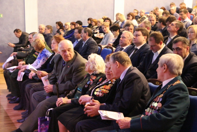 Доклад чиновника о средних зарплатах в школах и детсадах встретили недовольным гулом