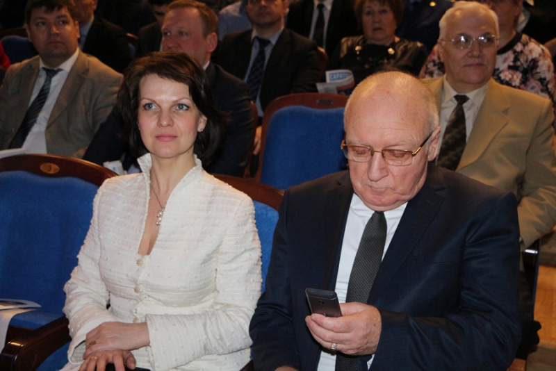 Доклад чиновника о средних зарплатах в школах и детсадах встретили недовольным гулом