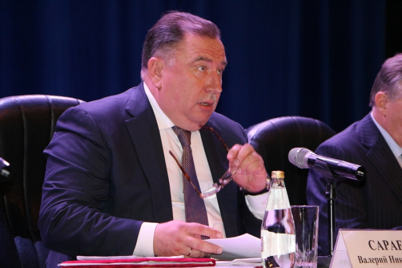 Доклад чиновника о средних зарплатах в школах и детсадах встретили недовольным гулом