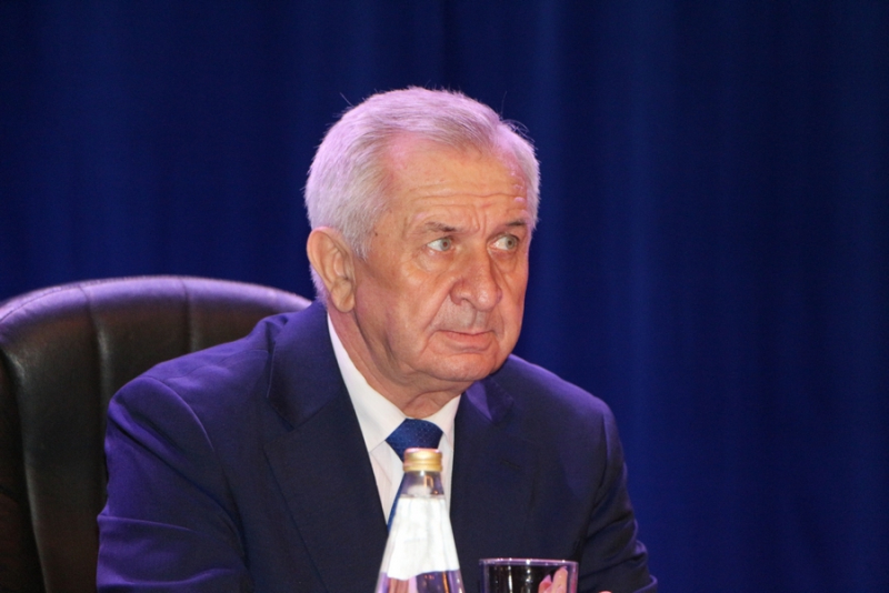 Доклад чиновника о средних зарплатах в школах и детсадах встретили недовольным гулом