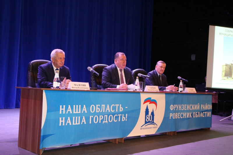 Доклад чиновника о средних зарплатах в школах и детсадах встретили недовольным гулом