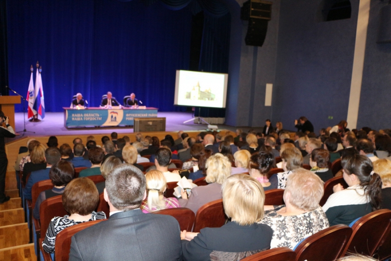 Доклад чиновника о средних зарплатах в школах и детсадах встретили недовольным гулом