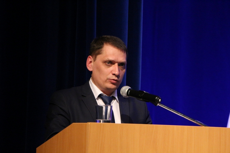 Доклад чиновника о средних зарплатах в школах и детсадах встретили недовольным гулом