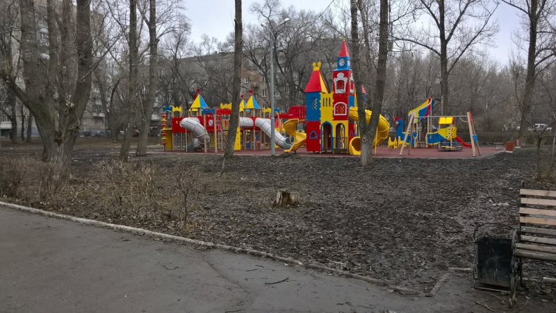Детские площадки в Заводском районе стали недоступными из-за грязи