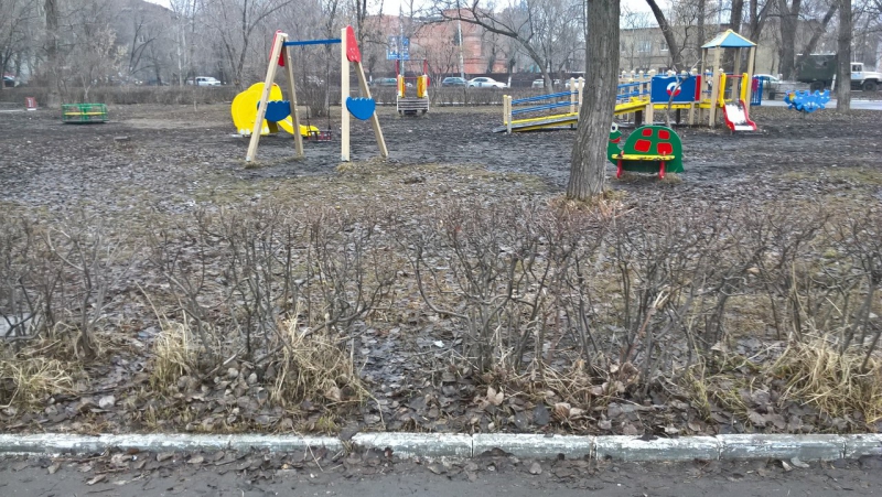 Детские площадки в Заводском районе стали недоступными из-за грязи