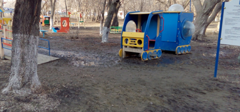 Детские площадки в Заводском районе стали недоступными из-за грязи