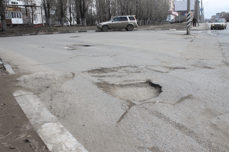 Ограждение выбоины на дороге. Встречаются ямы и выбоины. Выбоины дыры на Ленинском проспекте.