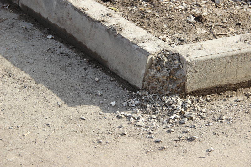 Общественники нашли в отремонтированных дворах Заводского района грязь и разруху