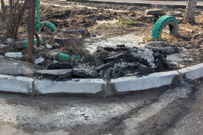 Общественники нашли в отремонтированных дворах Заводского района грязь и разруху